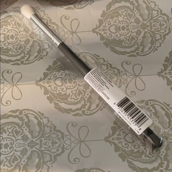 Morphe M519 Crease Blender Brush - Picture 2 of 3